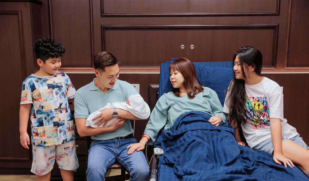 Diễn viên Mạnh Trường khoe cận mặt quý tử sơ sinh-4