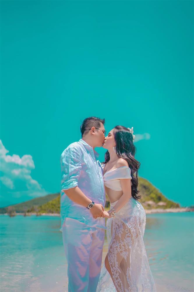 Đoàn Di Băng đầu tư toàn váy khủng trong tiệc 10 năm ngày cưới-10