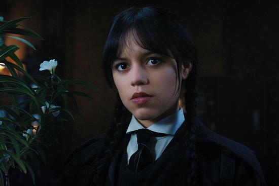 Tranh luận việc nữ chính 'Wednesday' quay phim khi mắc Covid-19