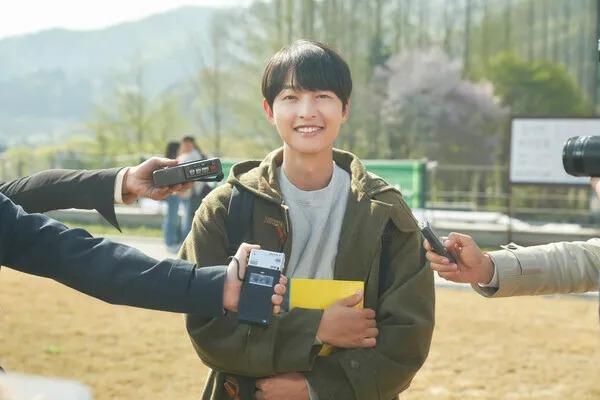 Song Joong Ki có đặc điểm giống hệt nhân vật Cậu Út Nhà Tài Phiệt-3