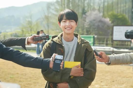 Song Joong Ki có đặc điểm giống hệt nhân vật 'Cậu Út Nhà Tài Phiệt'