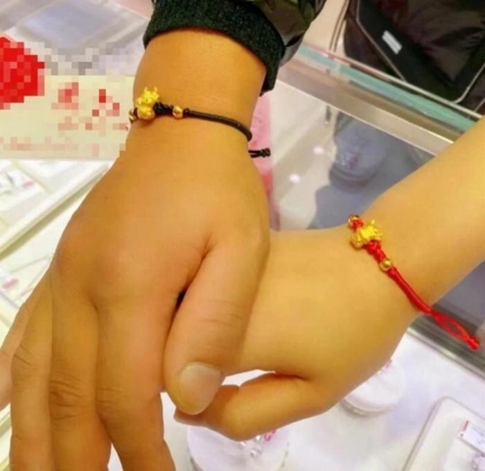 Chồng phát loa, giăng khẩu hiệu đòi tiền cưới khi vợ bỏ về nhà đẻ-1