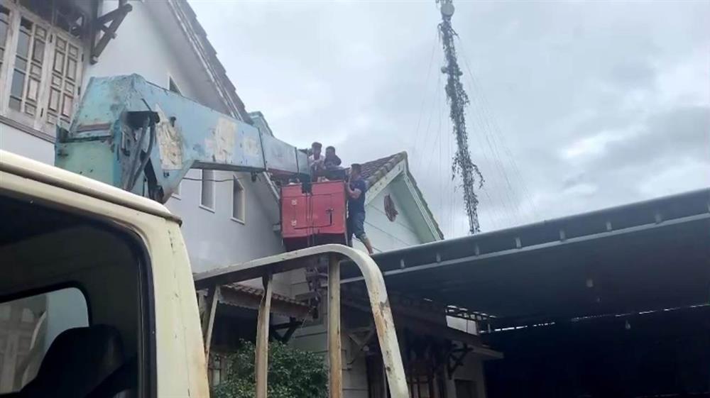 Giải cứu một thanh niên đứng hơn 7 giờ trên nóc nhà cao tầng-1