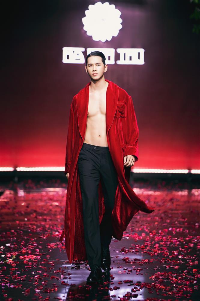 HHen Niê khẳng định đẳng cấp Universe trong show Hà Linh Thư-2