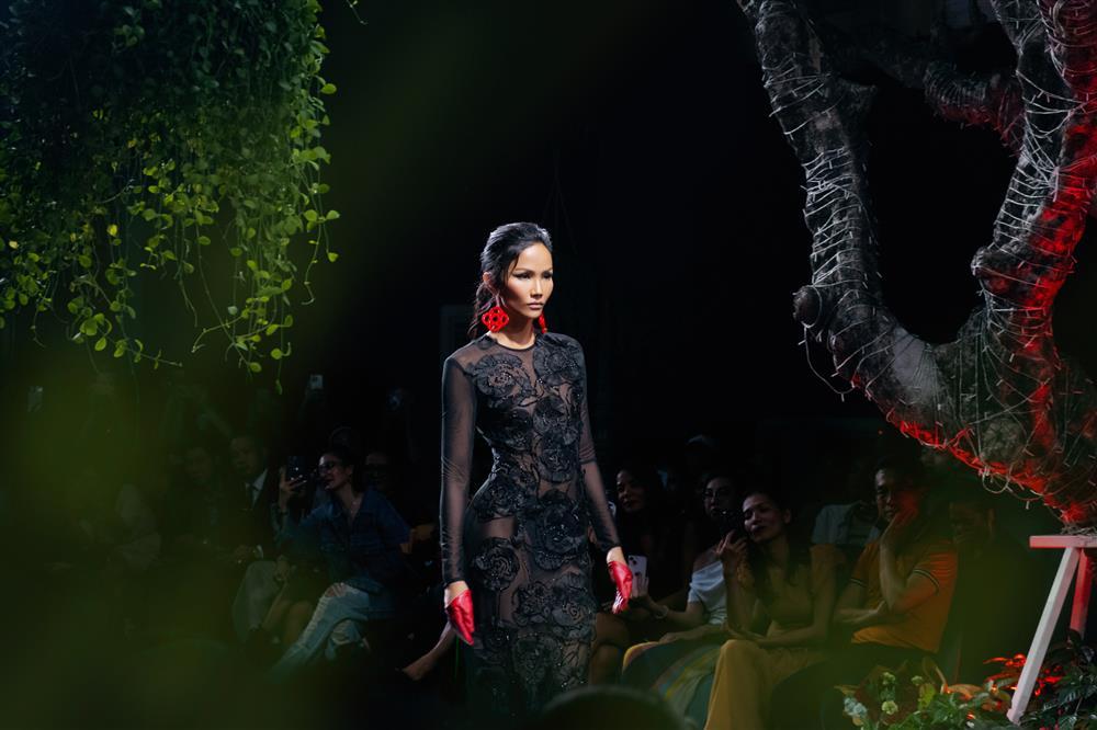 HHen Niê khẳng định đẳng cấp Universe trong show Hà Linh Thư-4