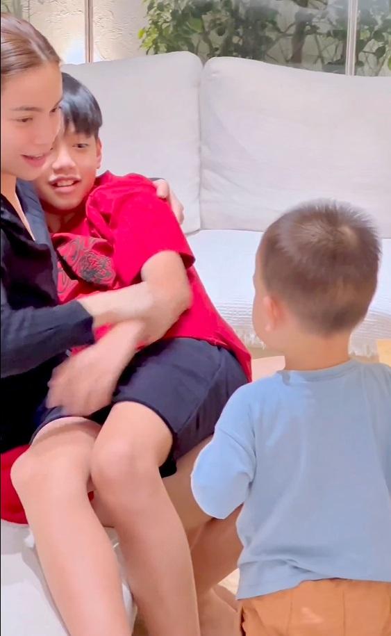 Hồ Ngọc Hà bồng bế Subeo, cậu út Leon gato ra mặt-3