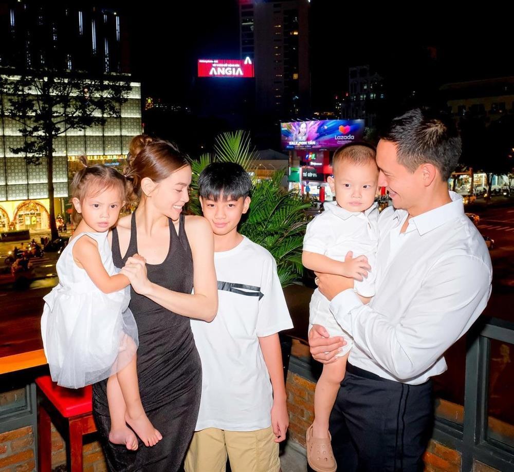 Hồ Ngọc Hà bồng bế Subeo, cậu út Leon gato ra mặt-10