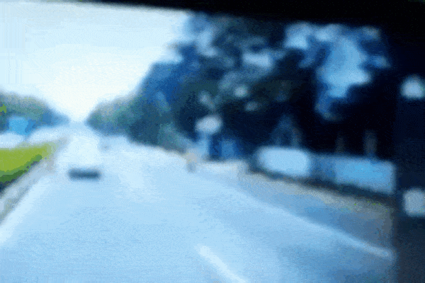 Clip: Thót tim nhìn thanh niên chạy sang đường ngã vào gầm xe container