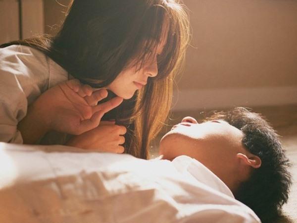 Chồng vừa mất, vợ đã vội lén lút hẹn hò với bạn thân chồng-1