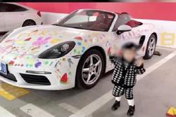 Bà mẹ gây tranh cãi cho con 2 tuổi vẽ đầy siêu xe Porsche