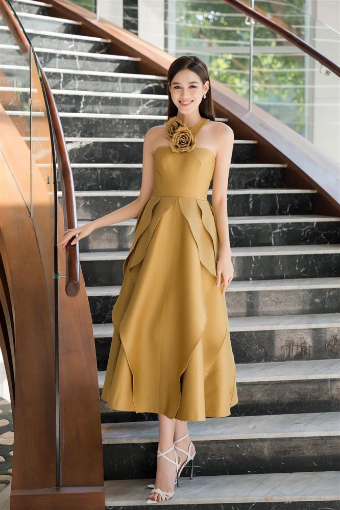 Đỗ Thị Hà được khen khi mặc váy 1 gang tay nổi loạn cuối nhiệm kỳ-5