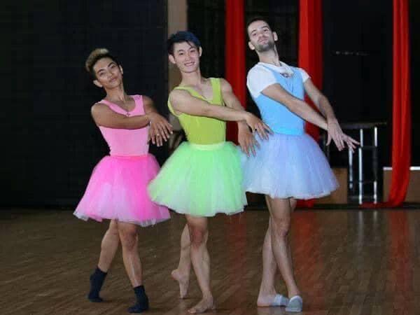 Phan Hiển mặc váy hồng, lý giải dresscode đám cưới-2