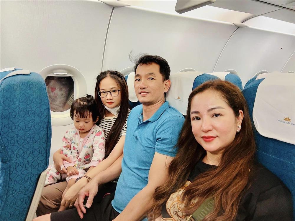 Tin showbiz Việt ngày 8/12: Nhà đẻ hỗ trợ Phạm Quỳnh Anh chăm con-4