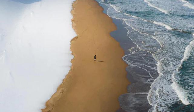 Bức ảnh ngoạn mục nơi tuyết, cát, sóng biển gặp gỡ gây sốt-1