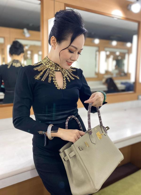 MC Hoài Anh bạo tay chi tiền mua túi hiệu bằng cả gia tài-10