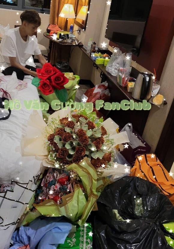 Hồ Văn Cường tự nhận là đại gia khi liên tục nhận vàng và tiền từ fan-3