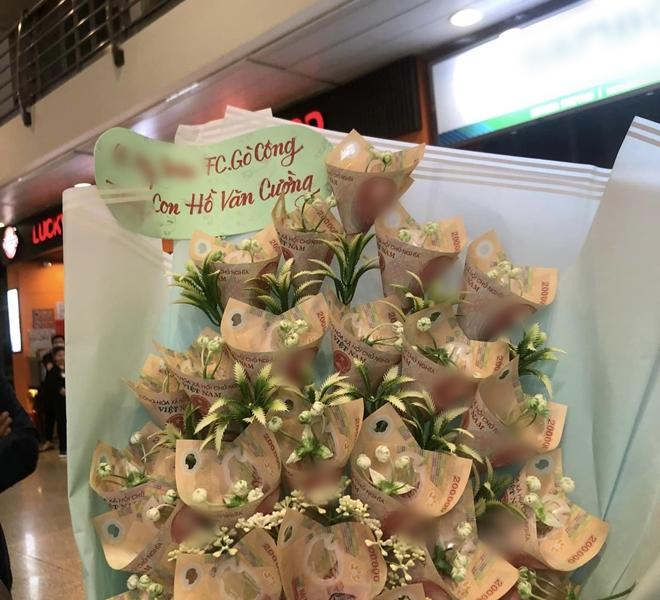 Hồ Văn Cường tự nhận là đại gia khi liên tục nhận vàng và tiền từ fan-8