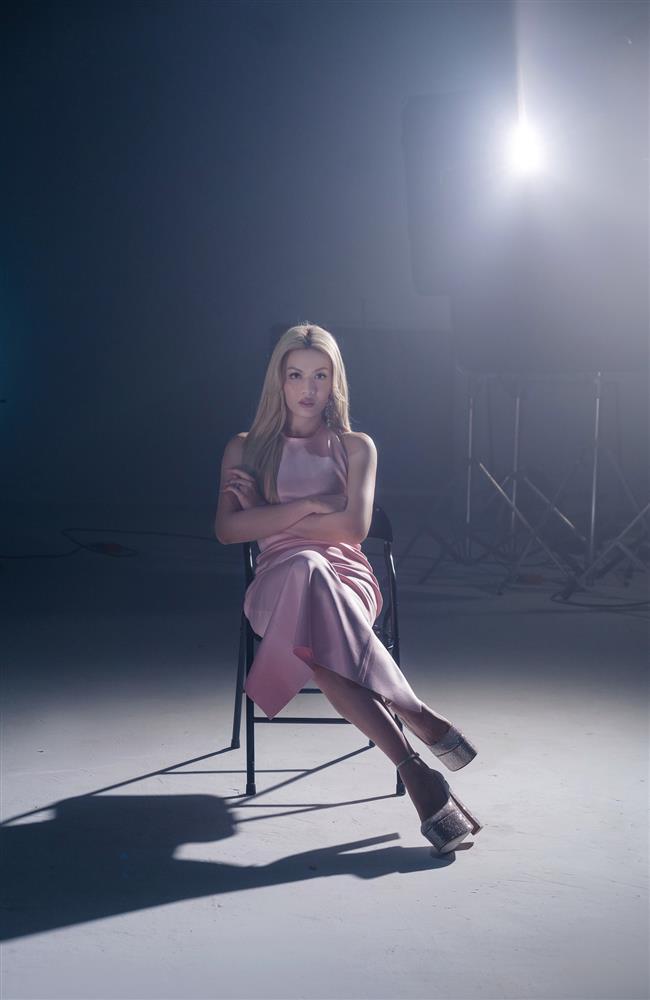 Luna Đào hiếm hoi mặc váy ngắn đi diễn: Visual cam thường ra sao?-10