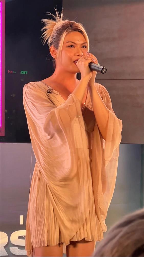 Luna Đào hiếm hoi mặc váy ngắn đi diễn: Visual cam thường ra sao?-1