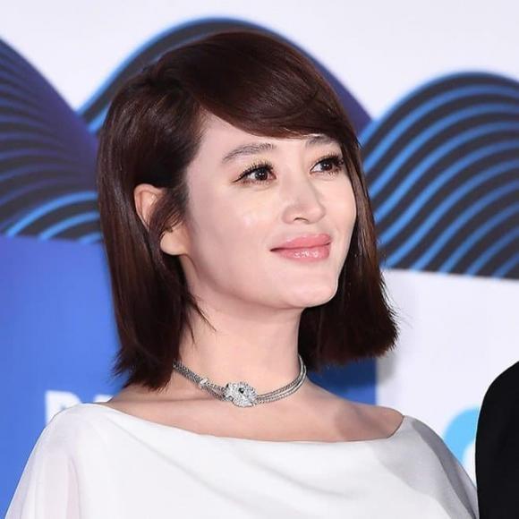 Mỹ nhân Dưới Bóng Trung Điện Kim Hye Soo lẻ bóng ở tuổi 52-8