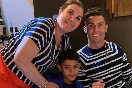 Cuộc đời đầy nước mắt của mẹ Ronaldo