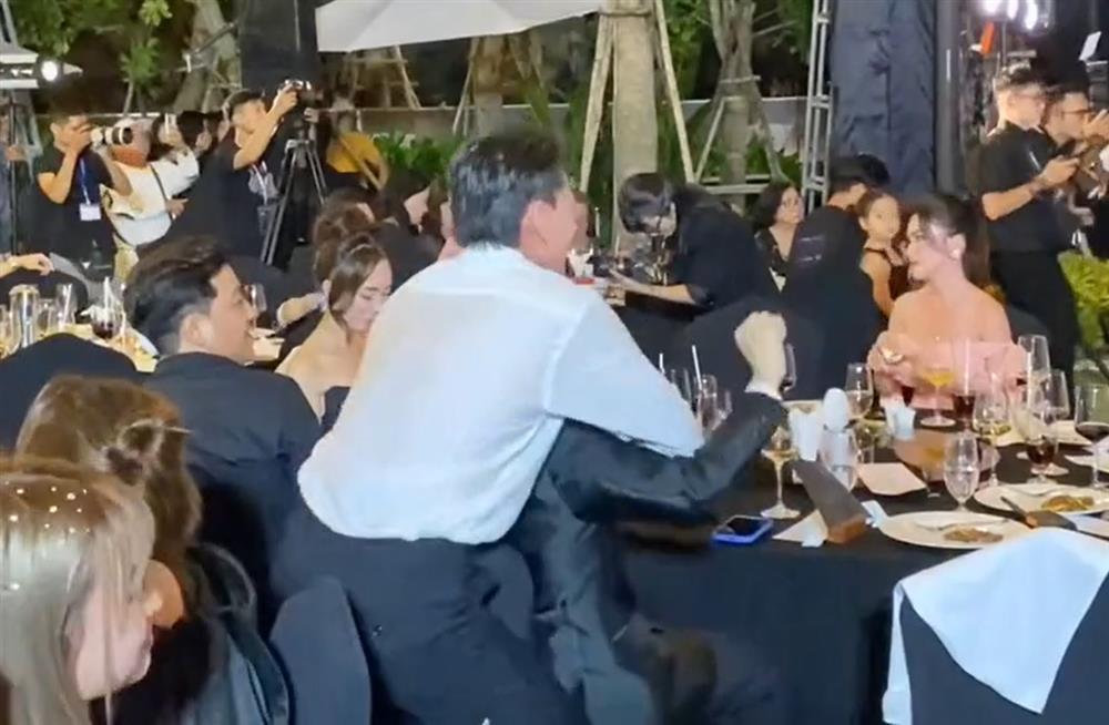 Isaac cực cute khi say xỉn, ôm từng người đám cưới Diệu Nhi-1