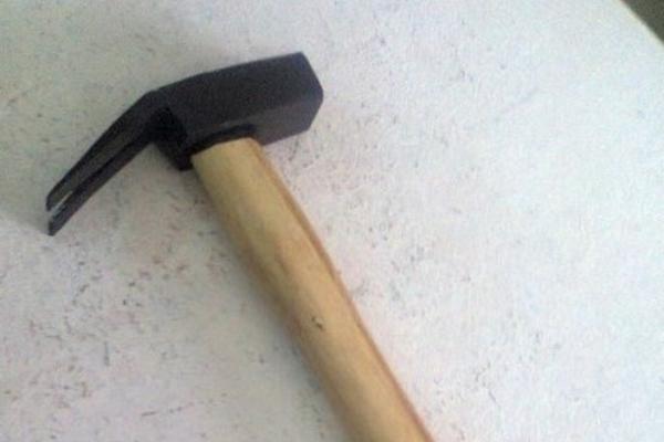 Dùng búa đinh đập chồng của người tình để... dằn mặt-1