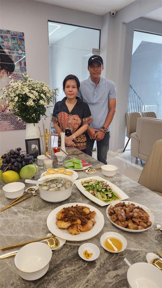 Việt Hương gây xúc động khi cúng giỗ 2 năm nghệ sĩ Chí Tài-2