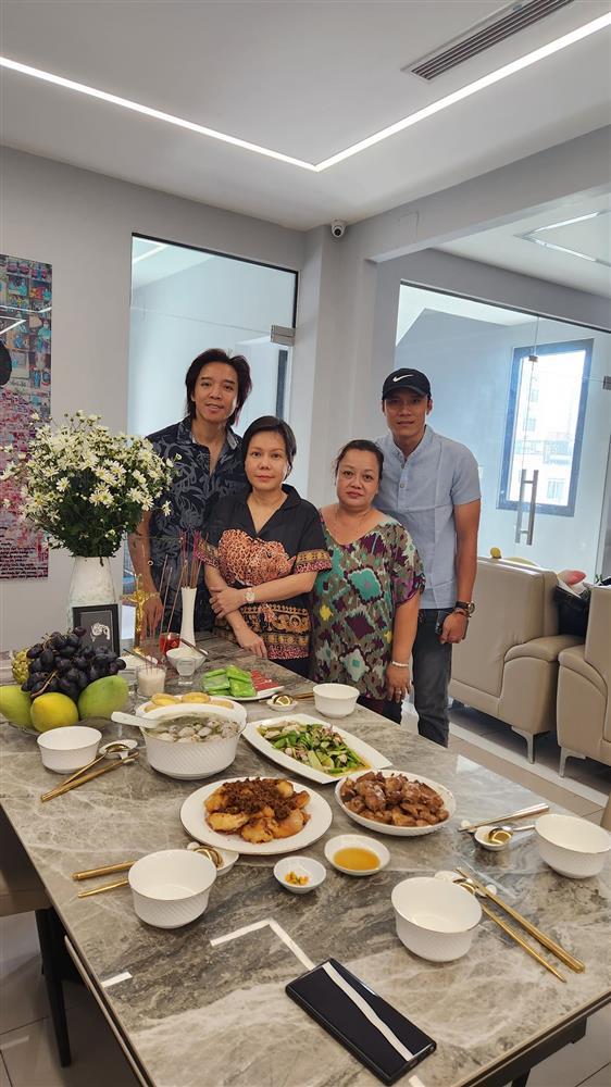 Việt Hương gây xúc động khi cúng giỗ 2 năm nghệ sĩ Chí Tài-1