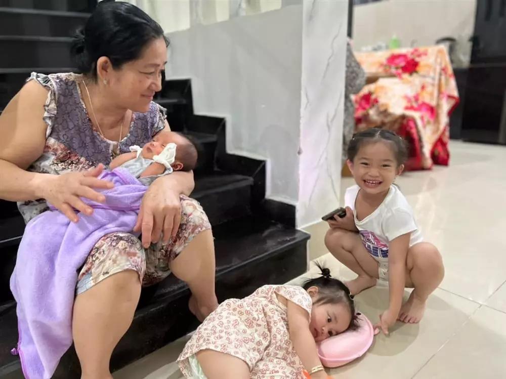 Mẹ vợ Lê Dương Bảo Lâm khó chịu khi con gái bị nói đẻ như vịt-4