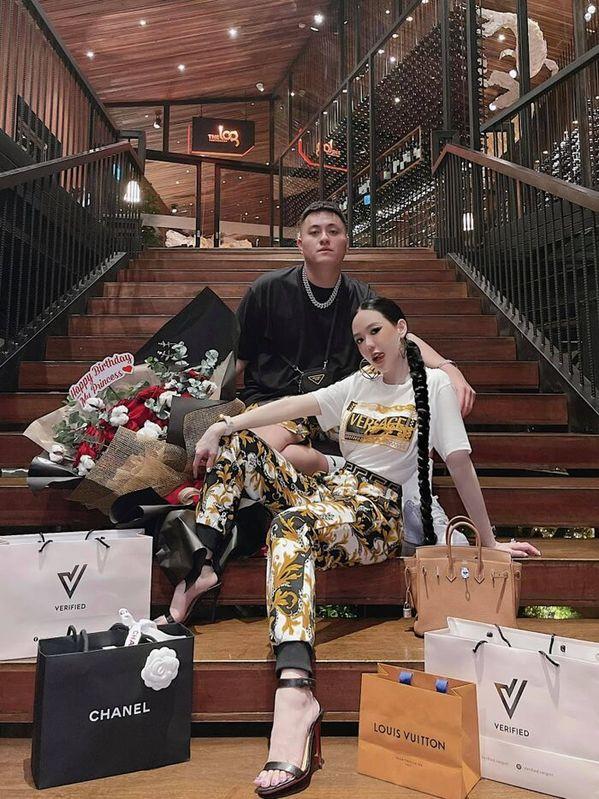 Con trai trùm điện tử Sài Gòn khoe 7 năm hôn nhân bên vợ hot girl-5