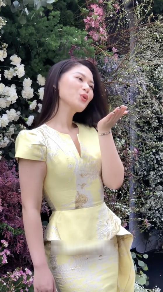 Ngọc Thanh Tâm tự kéo ngắn đôi chân vì chọn sai giày đi sự kiện-1