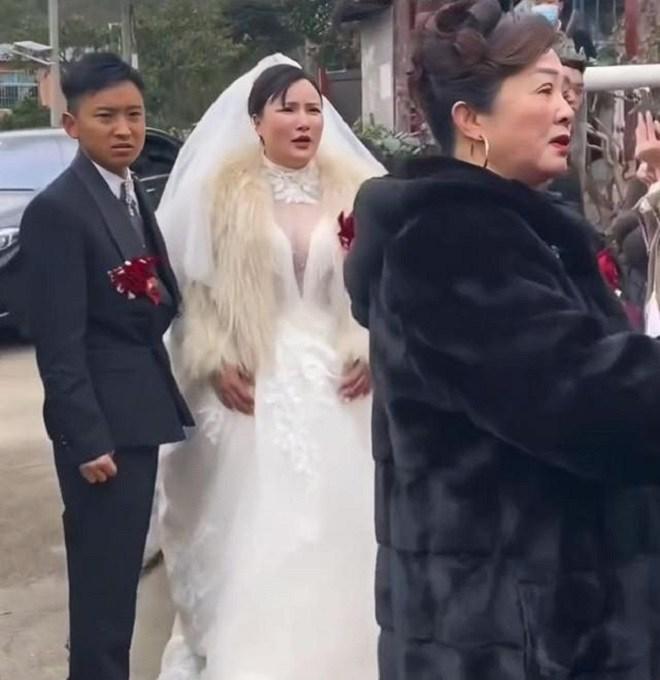 Người yêu cũ cô dâu phá đám cưới, chú rể nói 1 câu hắn im bặt quay về-1