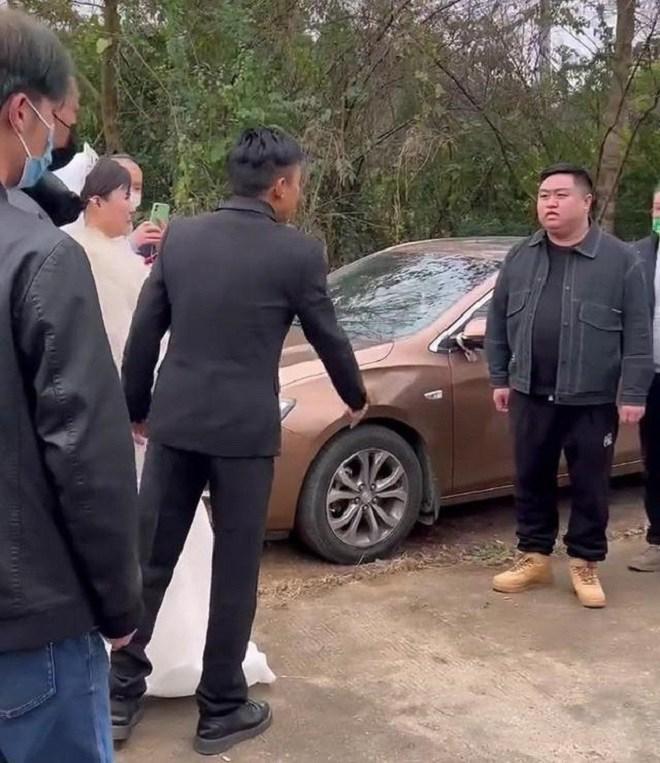 Người yêu cũ cô dâu phá đám cưới, chú rể nói 1 câu hắn im bặt quay về-2