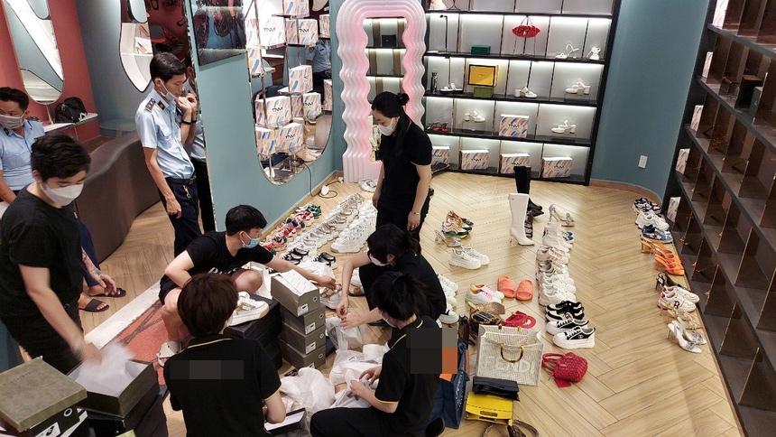Ảnh cận cơ quan chức năng kiểm tra bên trong shop Trang Nemo-2