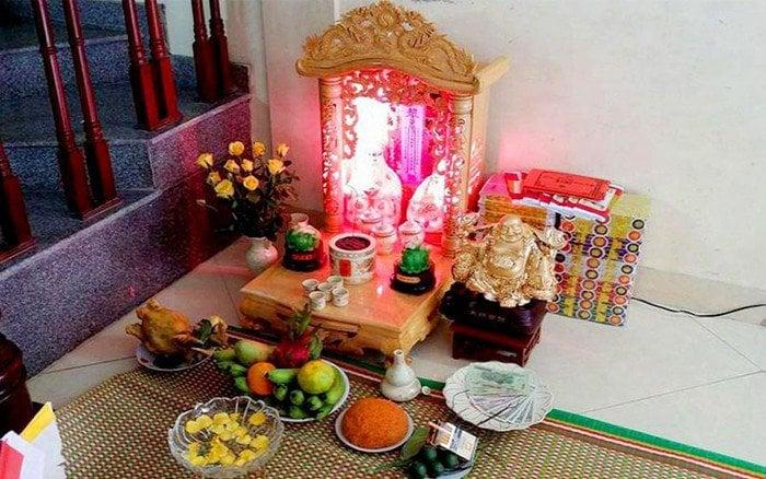 Vì sao bàn thờ Thần Tài hay có một bát nước thả hoa?-2