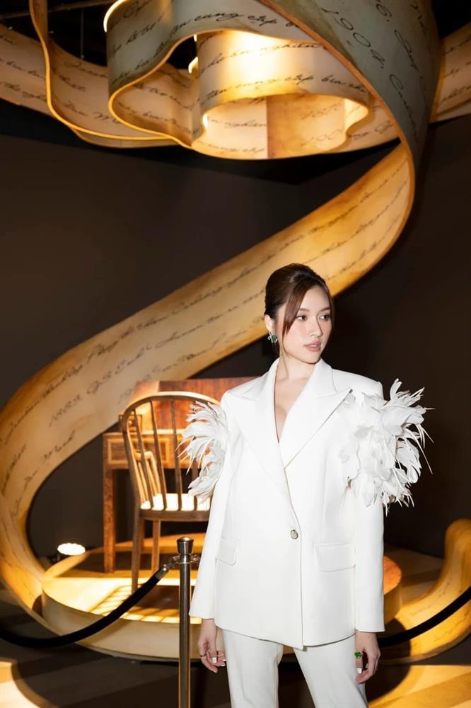 Netizen soi chiều cao của MC song ngữ Thanh Thanh Huyền-8