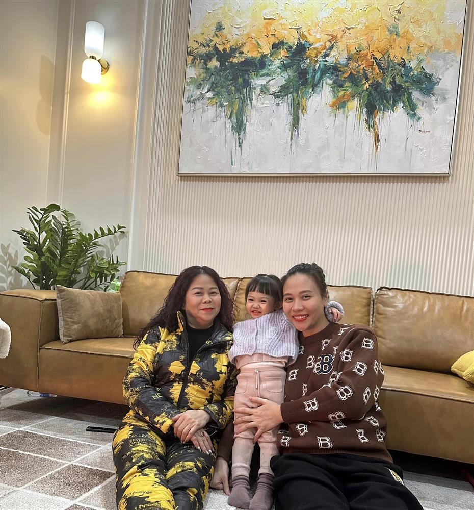 Bức ảnh nhan sắc 3 thế hệ trong gia đình Đàm Thu Trang-1