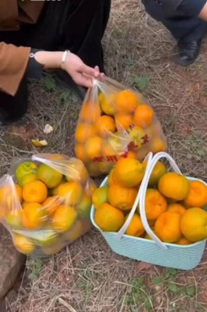 Thương cụ ông bán cam giữa gió lạnh nên mua giúp, nhóm bạn sốc khi thấy nơi cụ ở-1