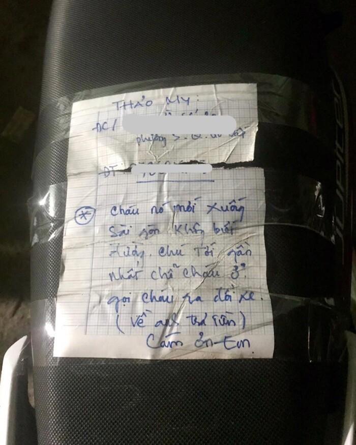 Bố gửi xe máy để con gái tiện đi học, nghẹn ngào mảnh giấy đính kèm-1