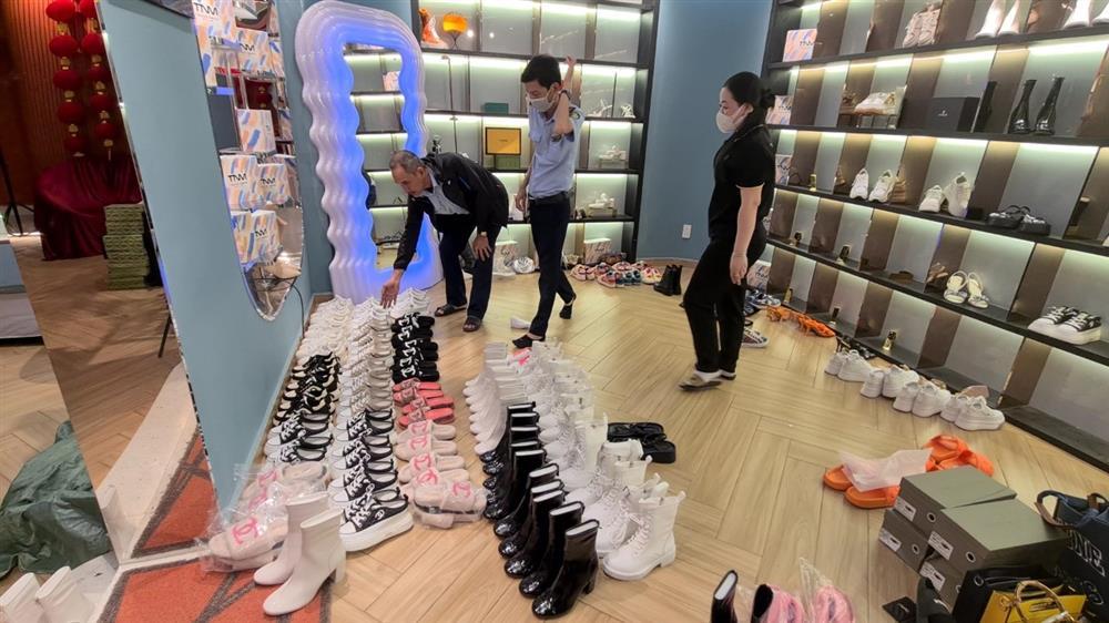 Ảnh cận cơ quan chức năng kiểm tra bên trong shop Trang Nemo-3