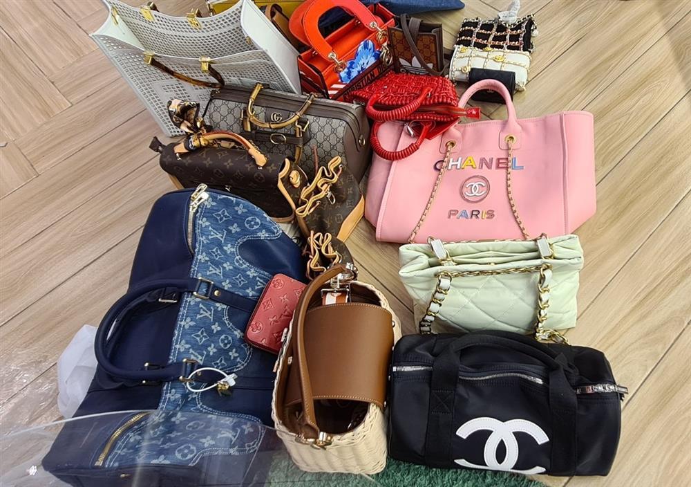 Ảnh cận cơ quan chức năng kiểm tra bên trong shop Trang Nemo-7