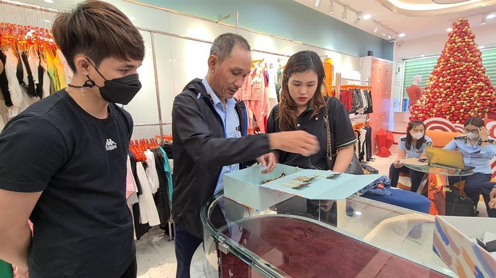 Ảnh cận cơ quan chức năng kiểm tra bên trong shop Trang Nemo-5