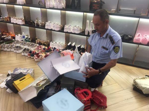 Ảnh cận cơ quan chức năng kiểm tra bên trong shop Trang Nemo-9