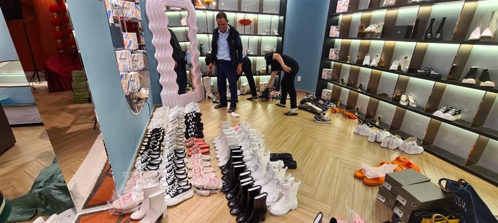 Ảnh cận cơ quan chức năng kiểm tra bên trong shop Trang Nemo-11