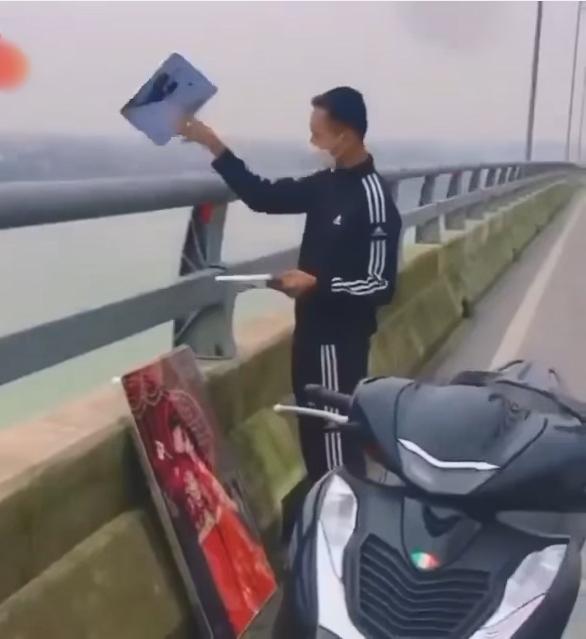 Tranh cãi nam thanh niên vứt ảnh cưới xuống sông sau ly hôn-1