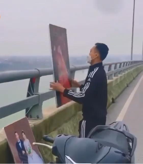 Tranh cãi nam thanh niên vứt ảnh cưới xuống sông sau ly hôn-2