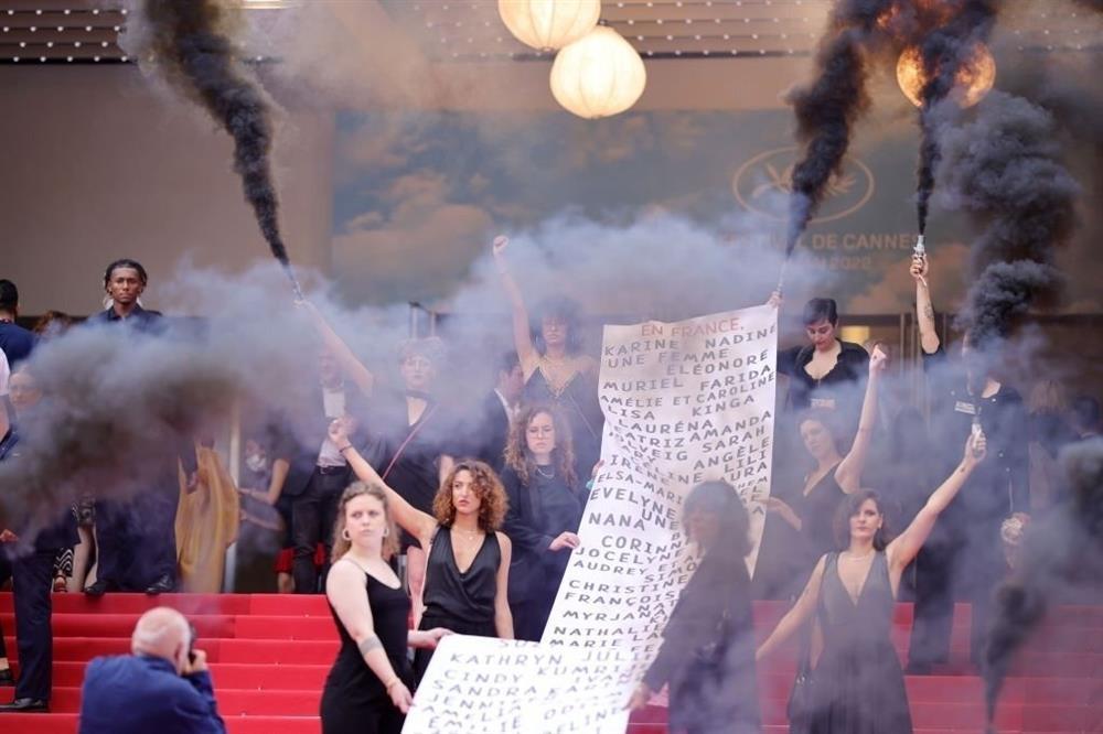 Khoảnh khắc gây tranh cãi nhất thảm đỏ năm 2022-3