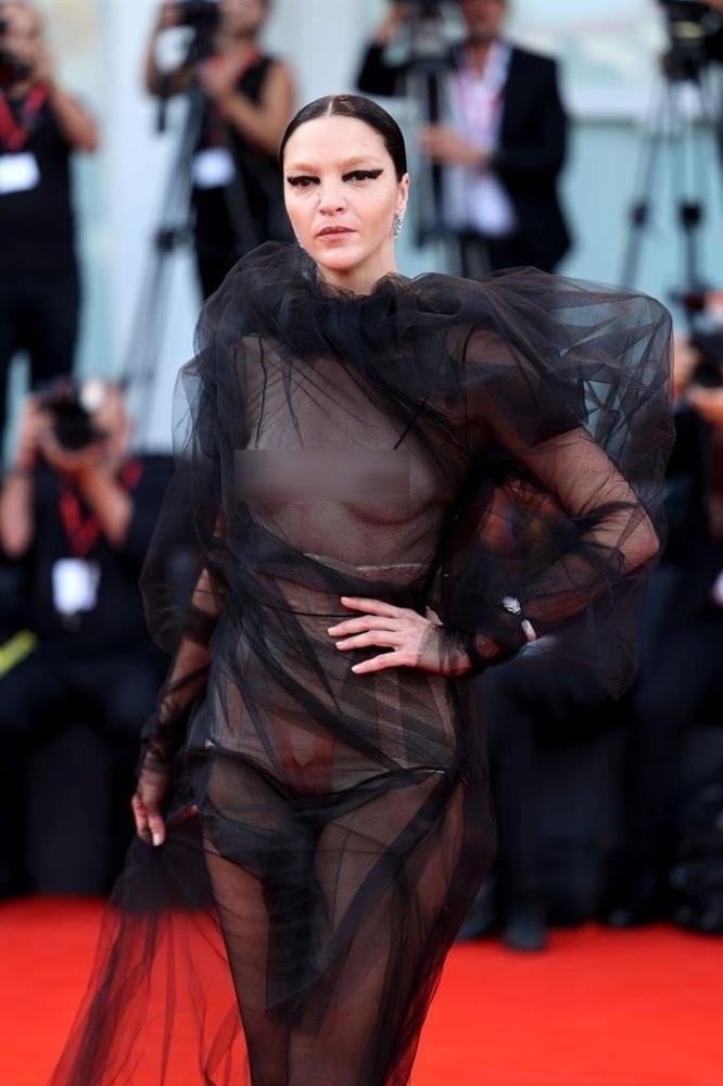 Khoảnh khắc gây tranh cãi nhất thảm đỏ năm 2022-8