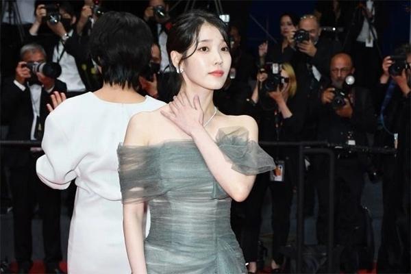 10 xiêm y đẹp nhất thảm đỏ 2022-12